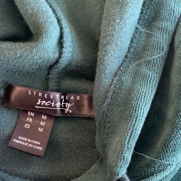 A green women’s sweater - Picture 3 of 3